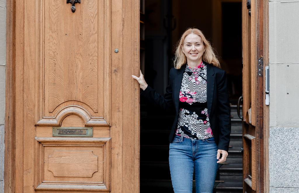 Jenny Emerén står vid ingången till Quale. 